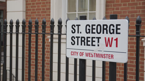 Nahaufnahme-Eines-Straßenschilds-In-Der-St.-George-Street-In-Mayfair,-London